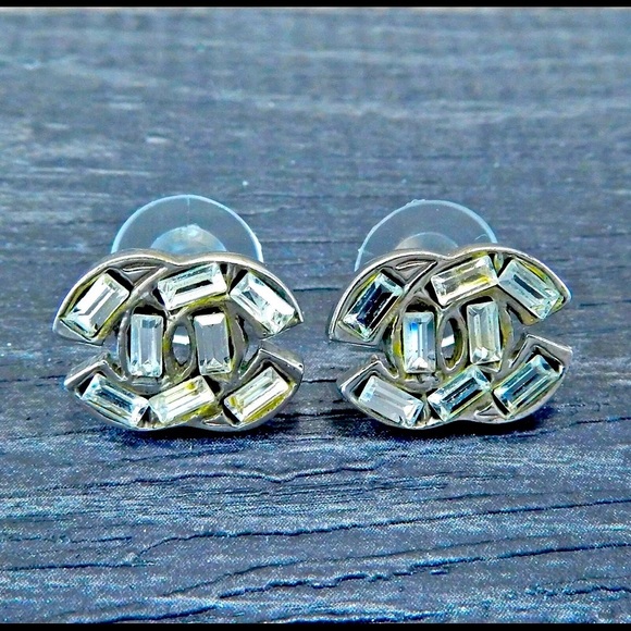 💯 Authentic CC Logos Rhinestone Earrings - Picture 1 of 5